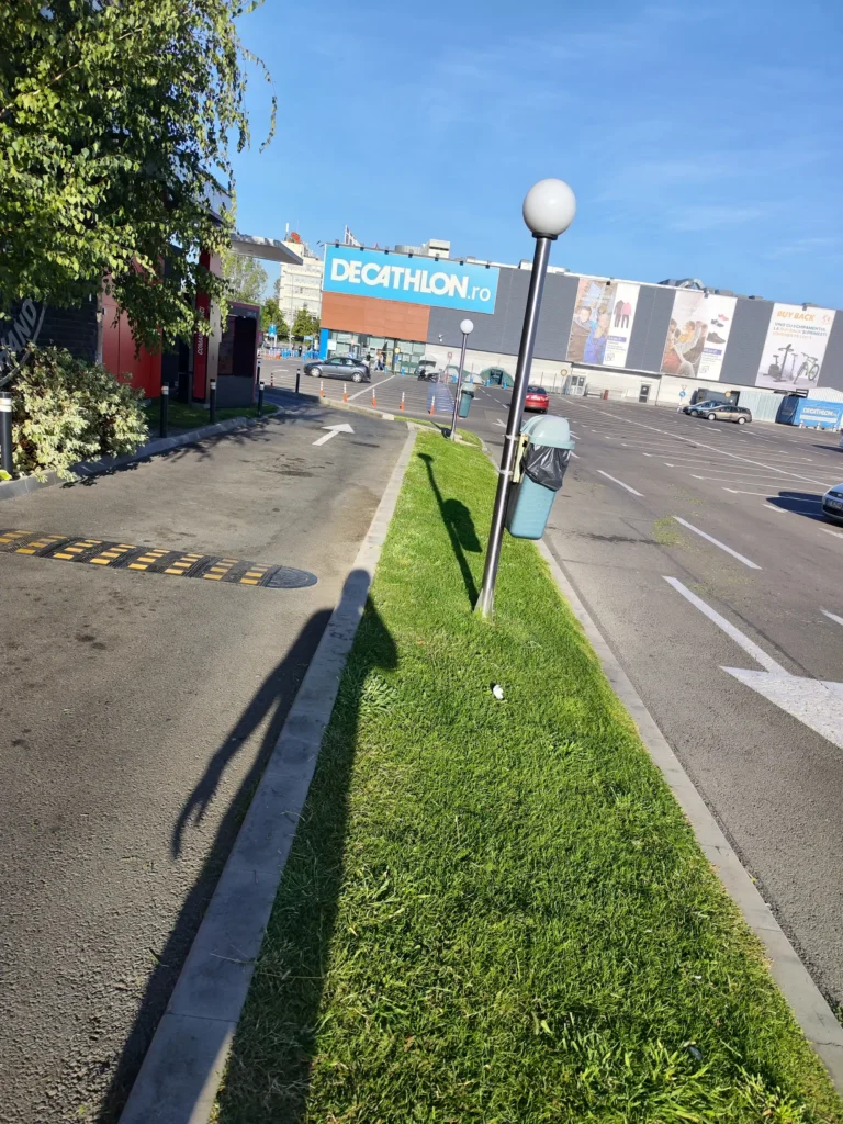 Gazon după tuns de-a lungul drumului de acces în drive-thru