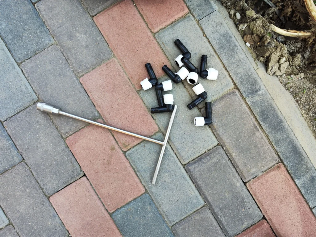 Conectori și cheie de tubulară pentru aspersoare, unelte folosite în instalarea sistemului de irigații Verdara.