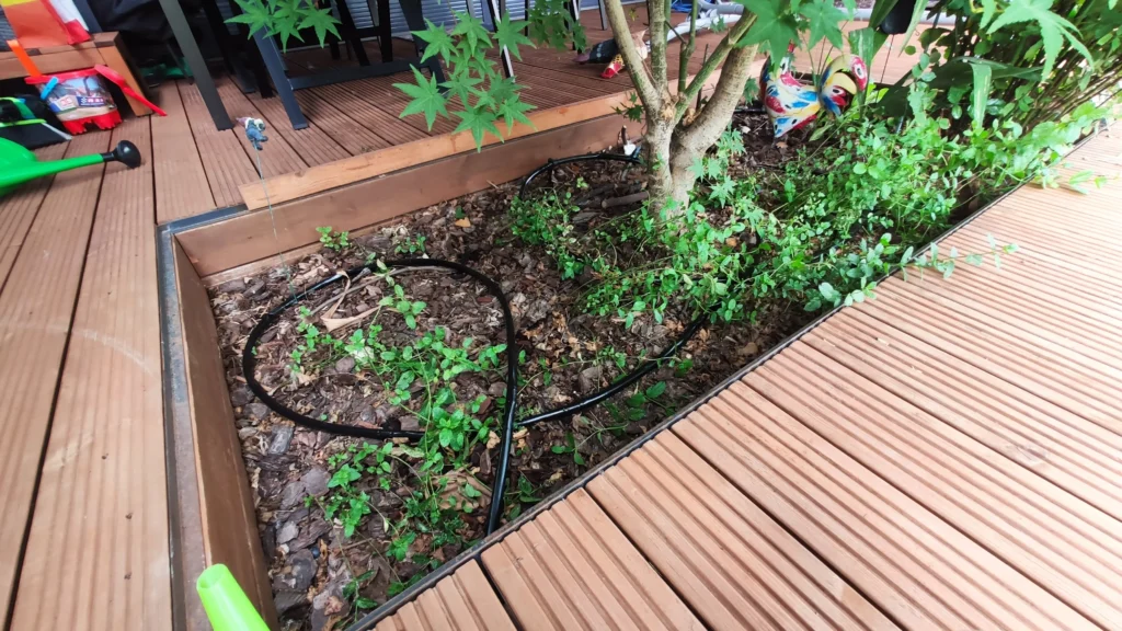 Sistem irigare prin picurare instalat în jardinieră pe terasă deck