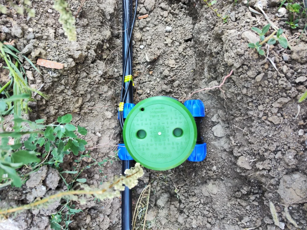 Cămin electrovalve instalat în grădină, parte a sistemului automat de irigații implementat de Verdara.