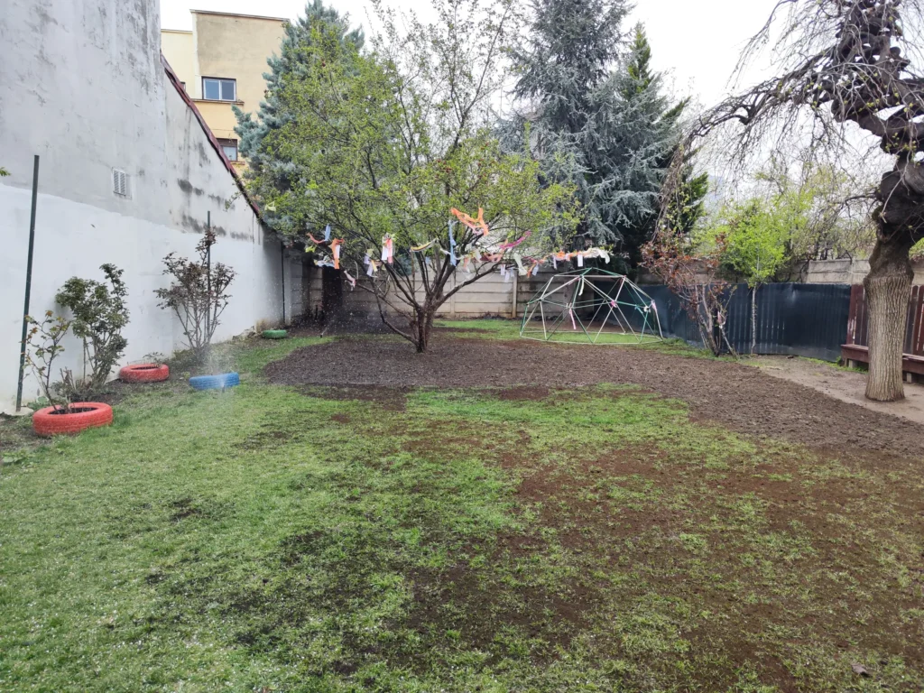 Top dressing și insămânțare, cu aspersorsoare funcționale udând semințele proaspat semănate