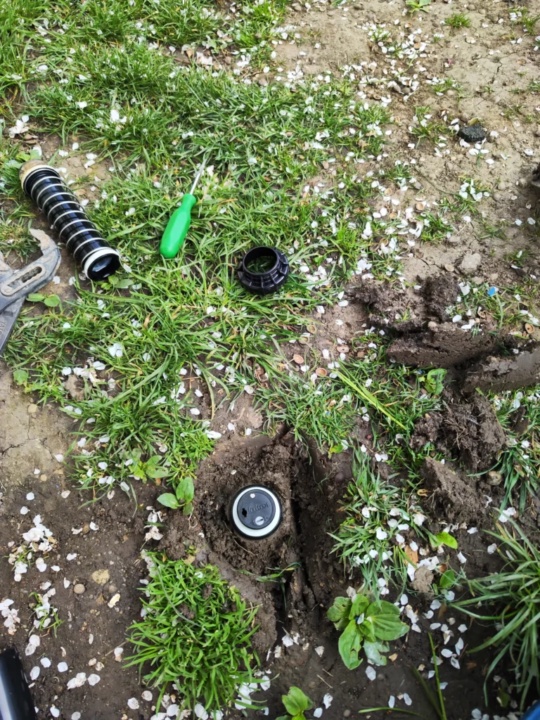 Detaliu aspersor nou instalat în sistemul de irigații reabilitat