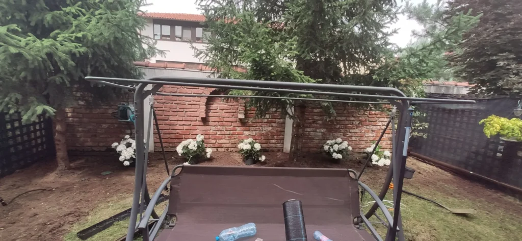 Imagine de ansamblu a grădinii cu hortensii în timpul lucrărilor de reabilitare