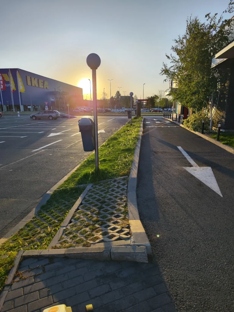 Parcare și spațiu verde în zonă comercială înainte de mentenanță Verdara