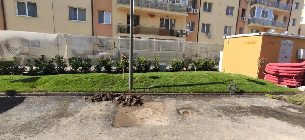 Panoramă spațiu verde extins amenajat de Verdara cu gazon și arbuști