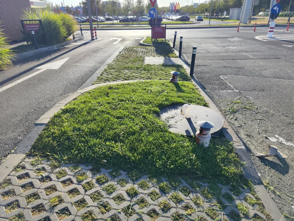 Gazon tuns și pavaj ecologic în zonă comercială după tuns