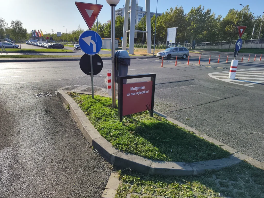 Peluza tunsă în zona de ieșire drive-thru KFC
