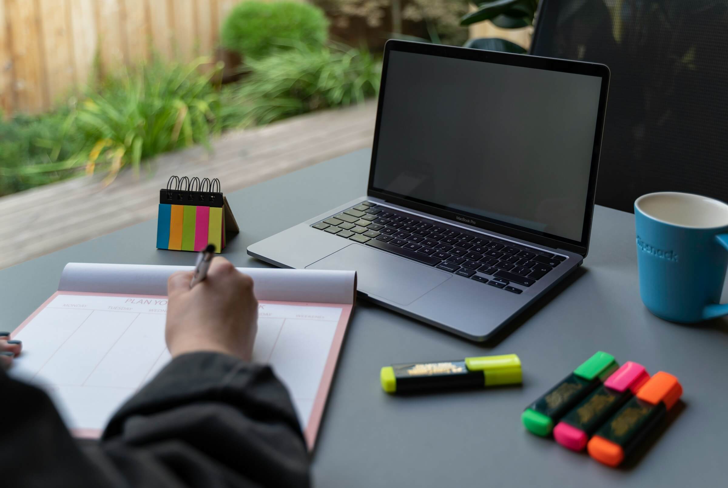 Imagine birou cu laptop si agenda